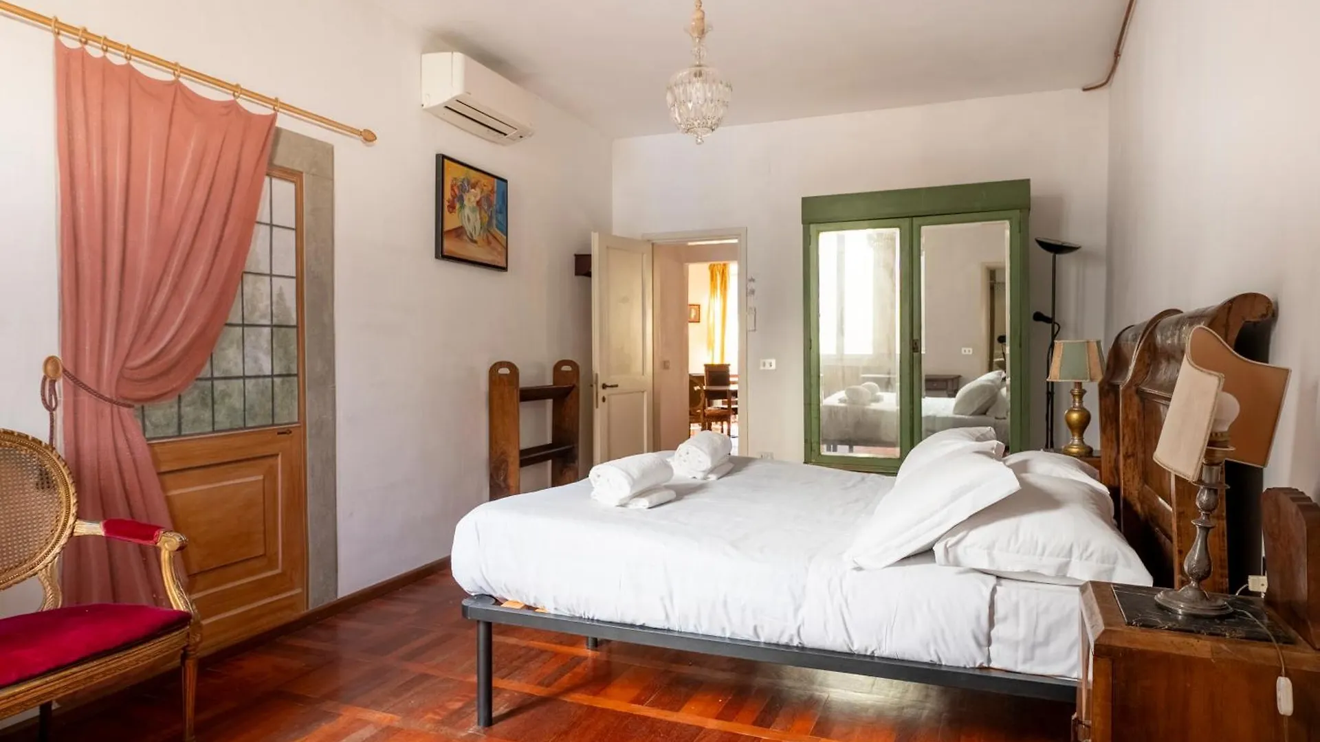 Guest house Suite Caravaggio- Camere Con Bagno Privato In Appartamento Condiviso Oltrarno Florence Italy