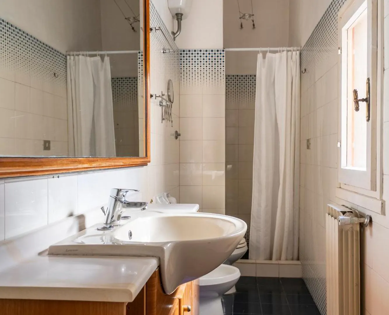 Guest house Suite Caravaggio- Camere Con Bagno Privato In Appartamento Condiviso Oltrarno Florence Italy